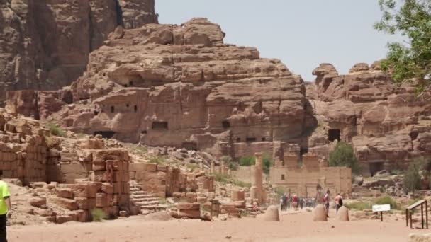 Mensen Lopen Buurt Van Antieke Kolommen Van Petra Jordanië — Stockvideo