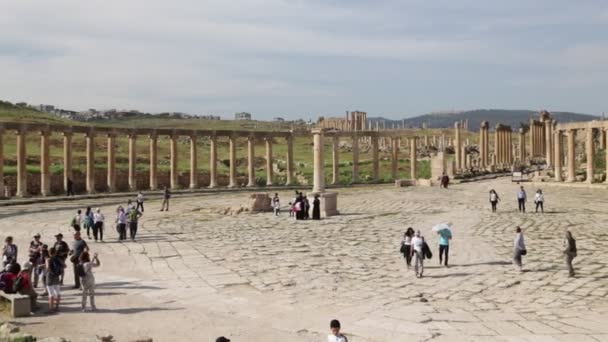 Persone Che Camminano Vicino Colonne Antiche Petra Giordania — Video Stock