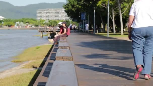 Persone Che Camminano Sul Molo Vicino All Oceano Australia — Video Stock