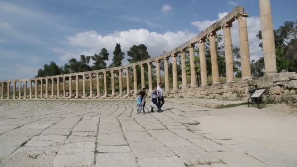 Ürdün Petra Antik Sütunlar Yakınındaki Insanlar — Stok video