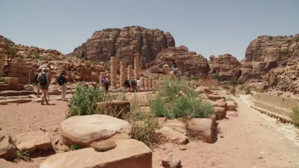 ヨルダンのペトラの古代の柱付近の散歩人 — ストック動画