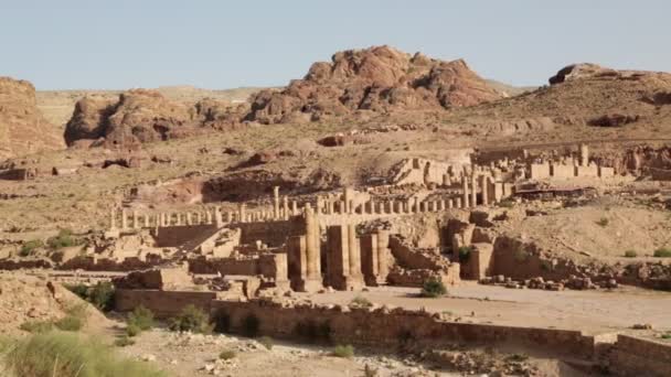 Personas Caminando Cerca Antiguas Columnas Petra Jordania — Vídeo de stock