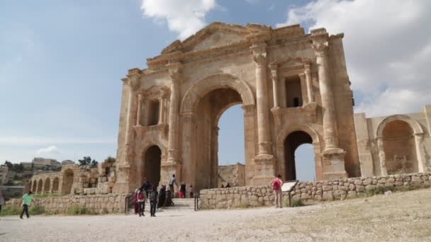 Turystów Którzy Chodzą Pobliżu Antique Witryny Jerash Jordan — Wideo stockowe