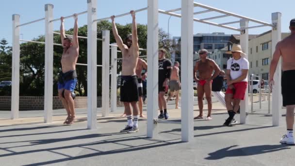 Muskularne Koszulki Sportowe Ciągnące Się Ulicy — Wideo stockowe