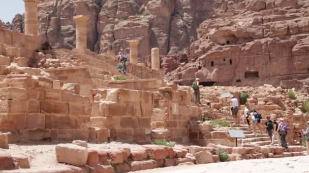 Personas Caminando Cerca Antiguas Columnas Petra Jordania — Vídeos de Stock