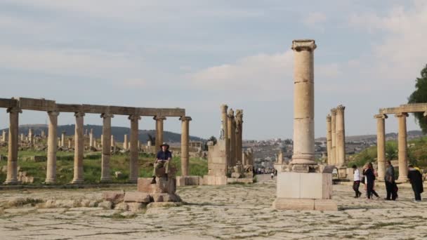 Mensen Lopen Buurt Van Antieke Kolommen Van Petra Jordanië — Stockvideo