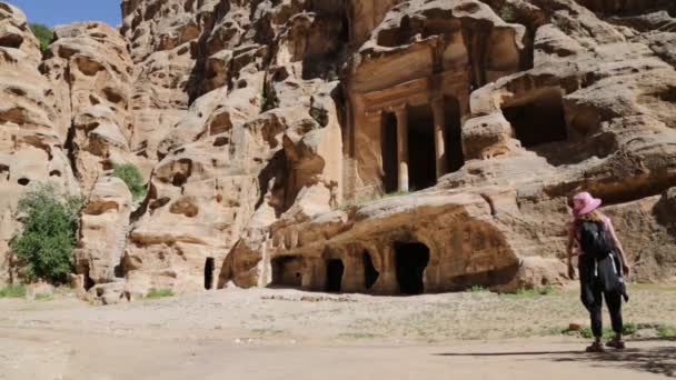 Personas Caminando Cerca Rocas Petra Antiguos Jordania — Vídeos de Stock