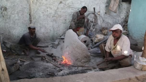 Etiopie Harar Cca Prosince 2017 Neznámí Lidé Pracující Kovem Forge — Stock video