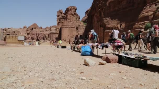 Imágenes Escénicas Personas Montando Burros Entre Cañones Del Desierto — Vídeo de stock