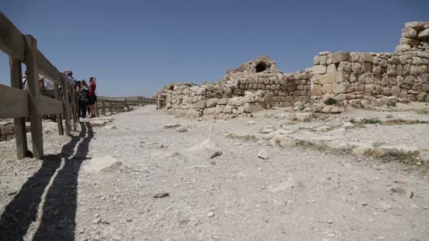 Mensen Lopen Buurt Van Antieke Kasteel Jordanië — Stockvideo