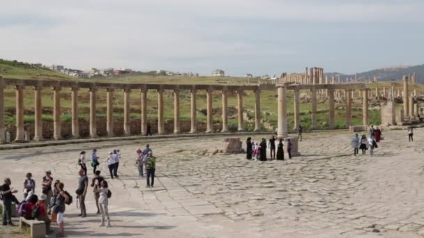 Ανθρώπους Που Περπατούν Κοντά Παλαιά Στήλες Της Πέτρας Στην Ιορδανία — Αρχείο Βίντεο