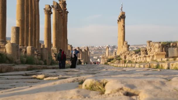 Τουρίστες Περπάτημα Κοντά Παλαιά Τοποθεσία Της Jerash Ιορδανία — Αρχείο Βίντεο