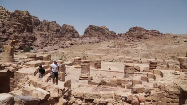 Orang Orang Yang Berjalan Dekat Kolom Antik Petra Jordan — Stok Video