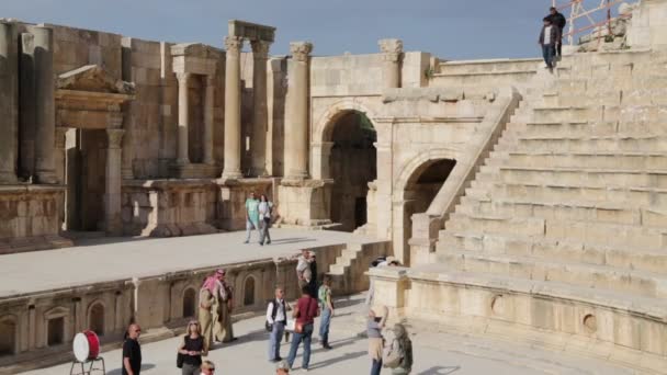 Touristen Fuß Der Nähe Des Klassischen Erbes Jordanien — Stockvideo