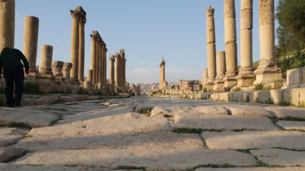 Turistas Andando Perto Sítio Antigo Jerash Jordânia — Vídeo de Stock