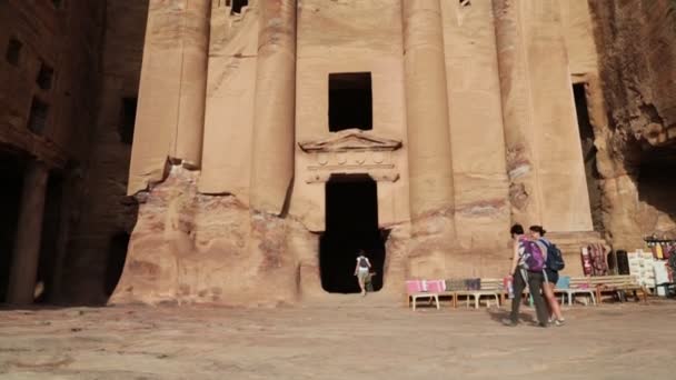 Pessoas Andando Perto Sítio Antigo Petra Jordânia — Vídeo de Stock