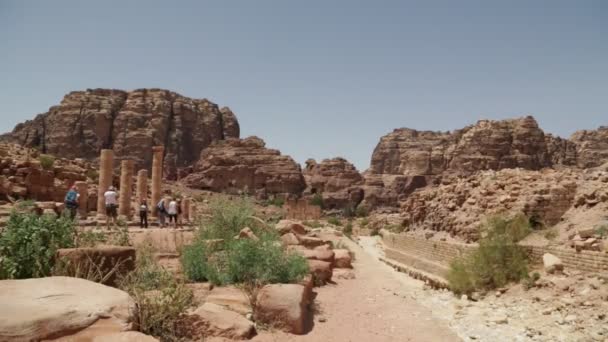 Ανθρώπους Που Περπατούν Κοντά Παλαιά Στήλες Της Πέτρας Στην Ιορδανία — Αρχείο Βίντεο