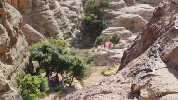 Menschen Fuß Der Nähe Von Felsen Und Antiken Petra Jordanien — Stockvideo