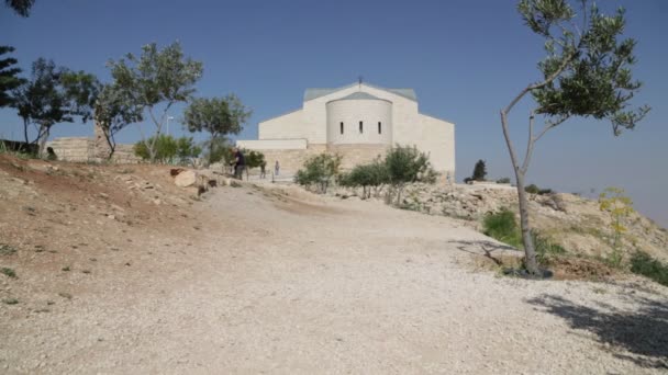 Τουρίστες Περπάτημα Κοντά Παλαιό Κτίριο Στην Ιορδανία — Αρχείο Βίντεο