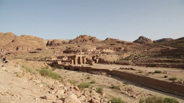 Люди Идущие Возле Античных Колонн Петры Иордании — стоковое видео