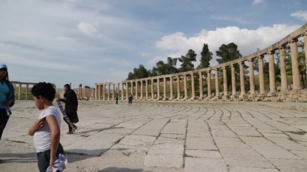 Persone Che Camminano Vicino Colonne Antiche Petra Giordania — Video Stock
