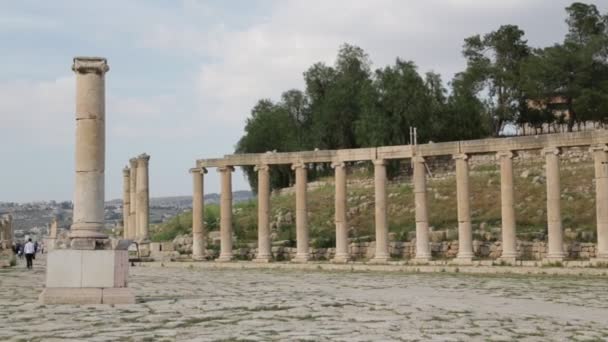 Ανθρώπους Που Περπατούν Κοντά Παλαιά Στήλες Της Πέτρας Στην Ιορδανία — Αρχείο Βίντεο