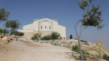 antika Ürdün'bina yakınındaki yürüyen turist