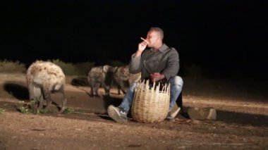 kimliği belirsiz turist sırtlan gece besleme.