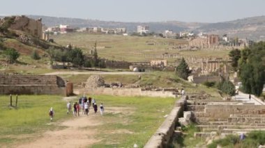 Ürdün'de antik ruins yakınındaki yürüyen turist
