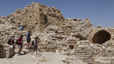 Ürdün'de antik castle yakınındaki insanlar