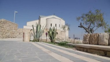 antika Ürdün'bina yakınındaki yürüyen turist