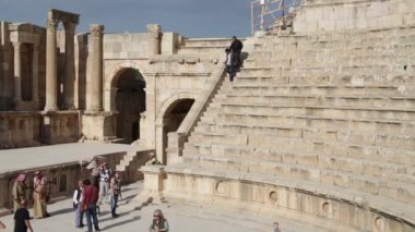 Ürdün'de klasik miras yakınındaki yürüyen turist