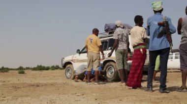 Etiyopya'da Afrika kimliği belirsiz kişi çölde lastiklerini changin