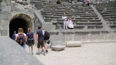 antik tiyatro ve arkeolojik alanı ziyaret eden turistler