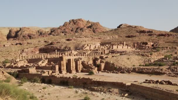 Personas Caminando Cerca Antiguas Columnas Petra Jordania — Vídeos de Stock