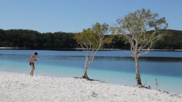 Turisti Che Riposano Sul Lago Mckenzie Australia — Video Stock