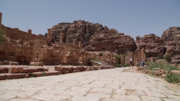 Menschen Die Der Nähe Antiker Petra Säulen Jordanien Spazieren Gehen — Stockvideo