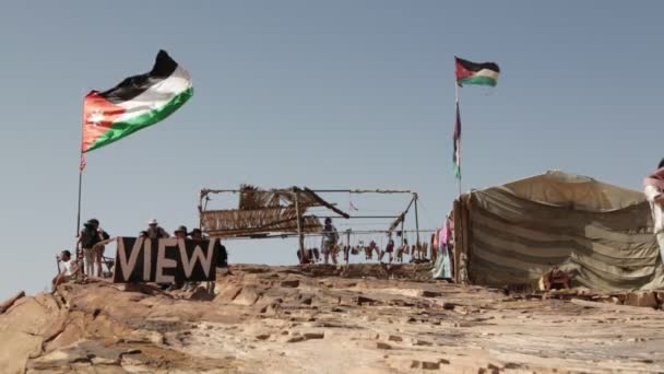 Σημαίες Που Κινούνται Άνεμο Αντίκες Της Πέτρας Στην Ιορδανία — Αρχείο Βίντεο