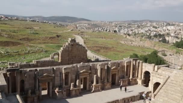 Turis Berjalan Dekat Warisan Klasik Yordania — Stok Video