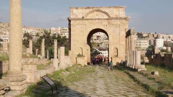 Personnes Promenant Près Site Archéologique Antique Patrimoine Classique Jordanie — Video