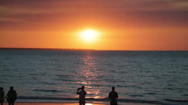 Sylwetki Ludzi Patrząc Zachód Słońca Nad Oceanem Australii — Wideo stockowe
