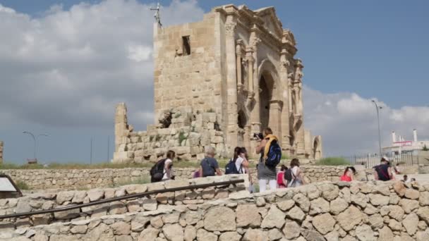 Τουρίστες Περπάτημα Κοντά Παλαιά Τοποθεσία Της Jerash Ιορδανία — Αρχείο Βίντεο