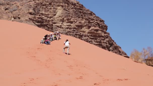 Menschen Die Heißen Tagen Der Wüste Wandern — Stockvideo