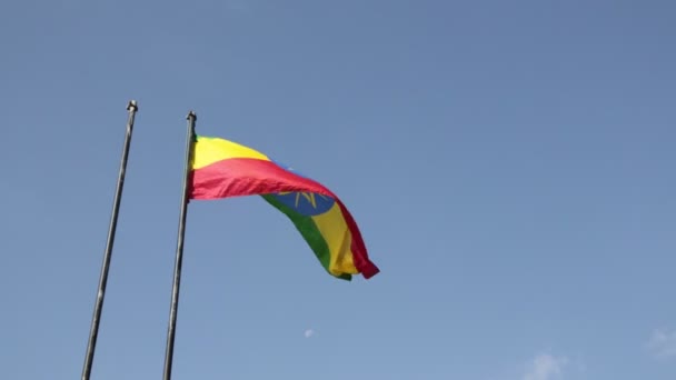 Вид Снизу Размахивая Эфиопским Флагом Фоне Голубого Неба — стоковое видео