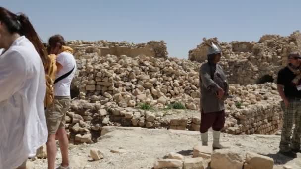 Personnes Marchant Près Château Antique Jordan — Video