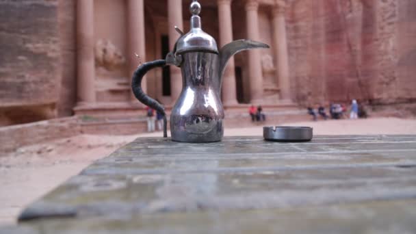 Caffè Posacenere Sul Tavolo Antico Sito Petra Jordan — Video Stock