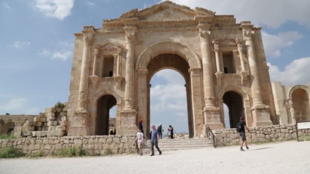 Turister Promenader Nära Antika Platsen För Jerash Jordanien — Stockvideo