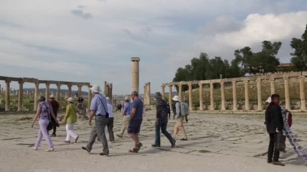 Ανθρώπους Που Περπατούν Κοντά Παλαιά Στήλες Της Πέτρας Στην Ιορδανία — Αρχείο Βίντεο