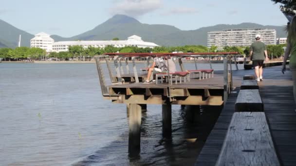 Människor Som Gick Pier Nära Havet Australien — Stockvideo