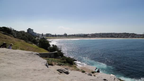 Turistas Que Descansam Praia Surfar Oceano Austrália — Vídeo de Stock